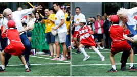 Борис ДЖОНСОН и спорт - это серьезно. 10-летний японский школьник Токи СЕКИГУЧИ пожалел, что встал на пути мэра Лондона в выставочной игре в Токио в октябре 2015 года во время промоакции чемпионата мира по регби-2019.