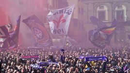 Сегодня. Флоренция. На церемонию прощания с Давиде Астори собралось около 7 тысяч болельщиков.