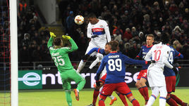 Четверг. Москва. ЦСКА - "Лион" - 0:1. 68-я минута. МАРСЕЛУ опережает Алексея БЕРЕЗУЦКОГО и отправляет мяч в ворота Игоря АКИНФЕЕВА.