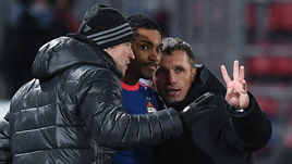 Четверг. Москва. ЦСКА - "Лион" - 0:1. Виктор ГОНЧАРЕНКО (справа) и ВИТИНЬЮ.