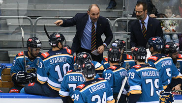 Сергей ЗУБОВ (в центре).