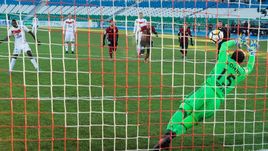 Пятница. Уфа. "Амкар" - "Арсенал" - 0:2. Дмитрий ХОМИЧ (№15) отбивает второй назначенный в его ворота пенальти.