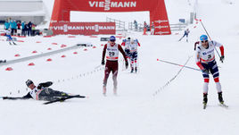 Суббота. Холменхоллен. Максим ВЫЛЕГЖАНИН (в центре), Мартин Йонсруд СУНДБЮ (справа) и Дарио КОЛОНЬЯ (на снегу) на финише масс-старта на 50 км.
