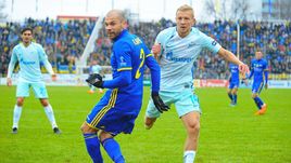 Воскресенье. Ростов-на-Дону. "Ростов" - "Зенит" - 0:0. Тимофей КАЛАЧЕВ (№2) и Игорь СМОЛЬНИКОВ.