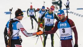 Сегодня. Контиолахти. Юлиан ЭБЕРХАРД извиняется перед Антоном ШИПУЛИНЫМ после финиша гонки.