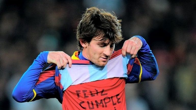 Лионель МЕССИ поздравляет маму с днем рождения. Лионель МЕССИ поздравляет маму с днем рождения.