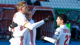 Пятница. Уфа. "Амкар" - "Арсенал" - 0:2. Артем ДЗЮБА принимает поздравления от одноклубнков.