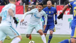 Воскресенье. Ростов-на-Дону. "Ростов" - "Зенит" - 0:0. Тимофей КАЛАЧЕВ (справа) против Себастьяна ДРИУССИ.