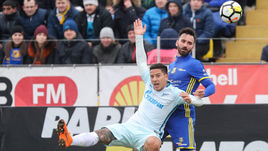 Воскресенье. Ростов-на-Дону. "Ростов" - "Зенит" - 0:0. Защитник хозяев Мачей ВИЛЮШ (справа) пытается остановить Себастьяна ДРИУССИ.