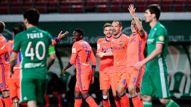 Воскресенье. Грозный. "Ахмат" - ЦСКА - 0:3. 68-я минута. Партнеры поздравляют Сергея ИГНАШЕВИЧА (третий справа) с забитым голом.