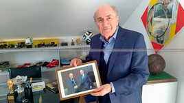 Март. Цюрих. Йозеф БЛАТТЕР демонстрирует одну из своих самых ценных фотографий, на которой он запечатлен с Президентом России Владимиром Путиным.