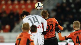 Понедельник. Екатеринбург. "Урал" - "Локомотив" - 0:2. В игре Ведран ЧОРЛУКА (№14) - против Романа ЕМЕЛЬЯНОВА.