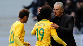 ТИТЕ (справа) едет в Россию с ВИЛЛИАНОМ (№19) и без НЕЙМАРА.