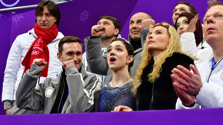 Евгения МЕДВЕДВА (в центре) стала в Пхенчхане серебряным призером Олимпиады как в командом, так и в личном турнире. Фото AFP Евгения МЕДВЕДВА (в центре) стала в Пхенчхане серебряным призером Олимпиады как в командом, так и в личном турнире. Фото AFP