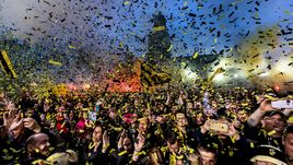 1 мая 2017 года. Арнем. Фанаты "Витесса" празднуют главный успех в истории клуба - победу в Кубке Голландии.