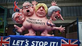 Комбинированная модель героев брексита - министра по выходу Великобритании из Европейского союза Дэвида Дэвиса, министра окружающей среды, продовольствия и сельского хозяйства Майкла Гоува, министра иностранных дел Бориса Джонсона и премьер-министра Великобритании Терезы Мэй. Организуют ли они брексит в отношении ЧМ-2018?