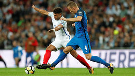 4 сентября 2017 года. Лондон. Англия - Словакия - 2:1. Ян ДЮРИЦА (№4) против Алекса ОКСЛЕЙДА-ЧЕМБЕРЛЕНА.