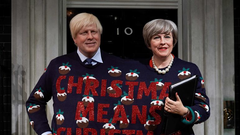 Это не настоящие Тереза Мэй и Борис Джонсон. Восковые фигуры первых лиц правительства Великобритании поздравляют всех с Рождеством. А подарят ли реальные чиновники кому-то путевку на ЧМ-2018 вместо сборной Англии? Фото AFP Это не настоящие Тереза Мэй и Борис Джонсон. Восковые фигуры первых лиц правительства Великобритании поздравляют всех с Рождеством. А подарят ли реальные чиновники кому-то путевку на ЧМ-2018 вместо сборной Англии? Фото AFP