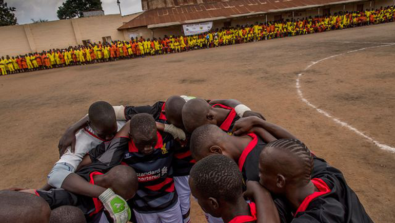 Заключенные играют в футбол. Фото cdn.radiofrance.fr Заключенные играют в футбол. Фото cdn.radiofrance.fr