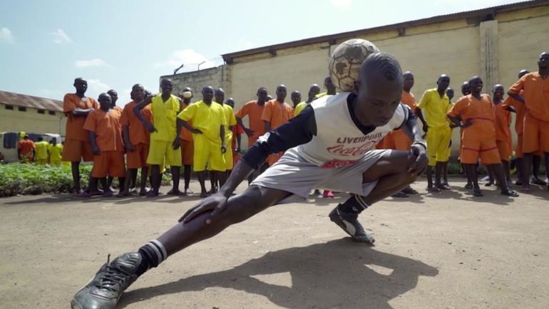 Заключенные играют в футбол. Фото vice.com Заключенные играют в футбол. Фото vice.com