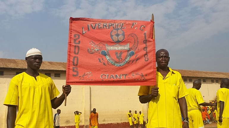 Заключенные играют в футбол. Фото radionz.co.nz Заключенные играют в футбол. Фото radionz.co.nz