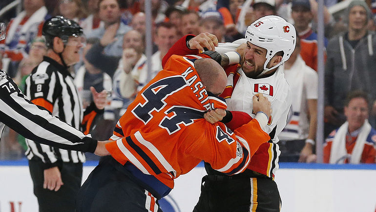 Зак КЭССИАН против Таннера ГЛАССА. Фото AFP Зак КЭССИАН против Таннера ГЛАССА. Фото AFP