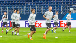 Вчера. Санкт-Петербург. Форварды "Зенита" Александр КОКОРИН (третий слева) и Антон ЗАБОЛОТНЫЙ (третий справа) готовятся забивать "Лейпцигу".