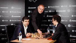 Вчера. Берлин. Владимир КРАМНИК (слева) проиграл Фабиано КАРУАНЕ.