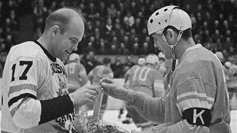 17 марта 1963 года. Стокгольм. СССР - Канада - 4:2. Капитан советской сборной Борис МАЙОРОВ (справа). 17 марта 1963 года. Стокгольм. СССР - Канада - 4:2. Капитан советской сборной Борис МАЙОРОВ (справа).