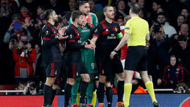 "Милан" убил придуманный пенальти, "Зальцбург" выбил "Боруссию"