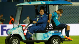 Вчера. Санкт-Петербург. "Зенит" - "Лейпциг" - 1:1. Александр КОКОРИН покидает поле на электрокаре.