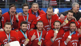 25 февраля. Пхенчхан. Россия - Германия - 4:3 ОТ. Владислав ТРЕТЬЯК празднует с хоккеистами нашей сборной победу на Олимпиаде.