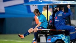 Вчера. Санкт-Петербург. "Зенит" - "Лейпциг" - 1:1. Александр КОКОРИН покидает поле на электрокаре.