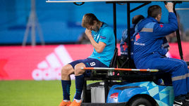 Вчера. Санкт-Петербург. "Зенит" - "Лейпциг" - 1:1. Александр КОКОРИН покидает поле на электрокаре.