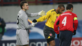 17 октября 2006 года. Москва. ЦСКА - "Арсенал" - 1:0. Игорь АКИНФЕЕВ, Тьерри АНРИ и Сергей ИГНАШЕВИЧ. Российские игроки продолжают выступать за армейскую команду по сей день.