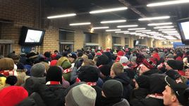 Сегодня. Казань. "Рубин" - "Спартак" - 1:2. Не все болельщики красно-белых смогли вовремя попасть на стадион.