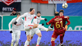 Суббота. Казань. "Рубин" - "Спартак" - 1:2. Денис ГЛУШАКОВ (в центре) в атаке.