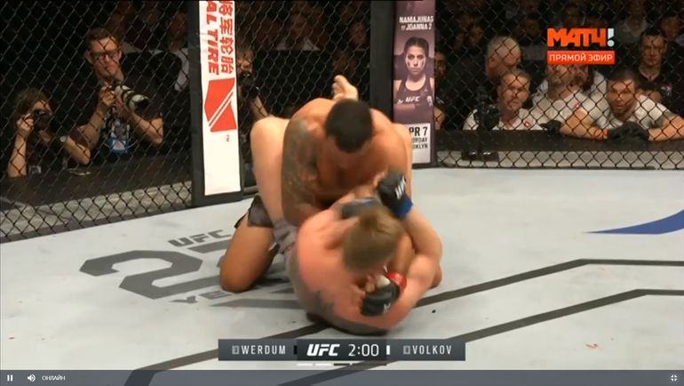 Первый раунд. Молниеносный тейкдаун. Первый раунд. Молниеносный тейкдаун.