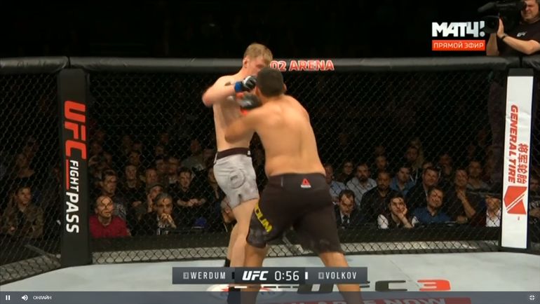 Первый раунд. Волков выбрался из тейкдауна. Первый раунд. Волков выбрался из тейкдауна.
