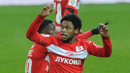 ЛУИЗ АДРИАНУ сейчас играет ярче одноклубника Квинси ПРОМЕСА.