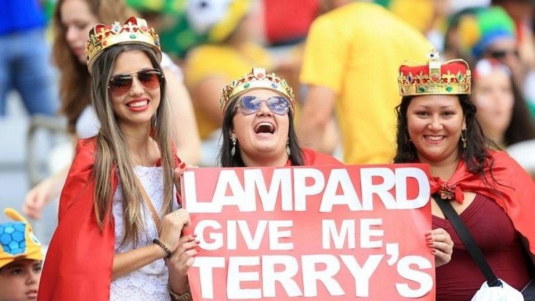 Фанатки сборной Англии обратились к Фрэнку Лэмпарду с просьбой достать телефон Джона Терри. Фото eurosport.com Фанатки сборной Англии обратились к Фрэнку Лэмпарду с просьбой достать телефон Джона Терри. Фото eurosport.com