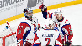 Суббота. Санкт-Петербург. СКА - "Локомотив" - 1:2. Вратарь ярославцев Александр СУДНИЦЫН, защитник Павел КОЛЕДОВ и нападающий Денис МОСАЛЕВ празднуют победу в матче.