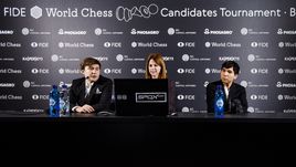 Сергей КАРЯКИН (слева) одержал первую победу на турнире претендентов, обыграв Уэсли СО.