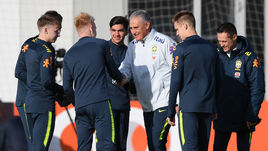 Понедельник. Москва. Тушино. Главный тренер бразильцев ТИТЕ и игроки спартаковской молодежки.