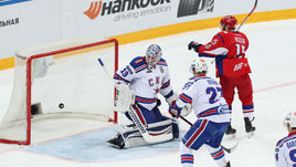 Понедельник. Ярославль. "Локомотив" - СКА - 0:2. Микко КОСКИНЕН пропускает шайбы, но гол будет отменен.