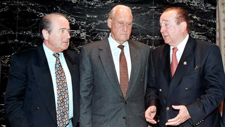 1996 год. Йозеф БЛАТТЕР (слева) и Жоау АВЕЛАНЖ (в центре). Фото AFP 1996 год. Йозеф БЛАТТЕР (слева) и Жоау АВЕЛАНЖ (в центре). Фото AFP