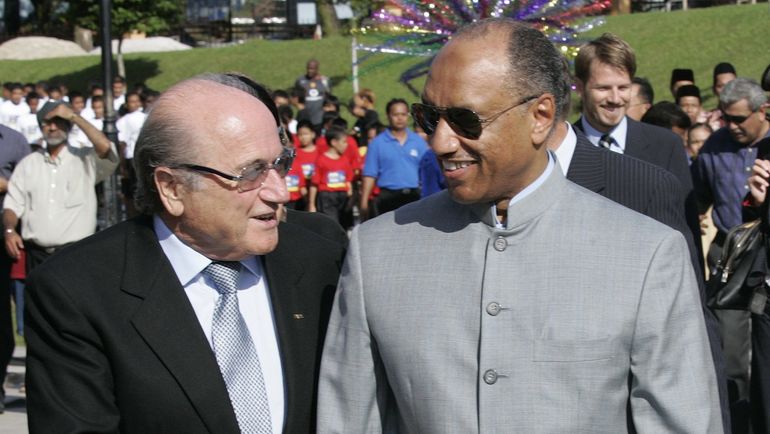 2000-е. Йозеф БЛАТТЕР (слева) и Мохаммед БИН ХАММАМ. Фото REUTERS 2000-е. Йозеф БЛАТТЕР (слева) и Мохаммед БИН ХАММАМ. Фото REUTERS