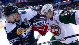 Вторник. Магнитогорск. "Металлург" - "Ак Барс" - 2:5. Сергей МОЗЯКИН (слева) и его команда попали в непростое положение.