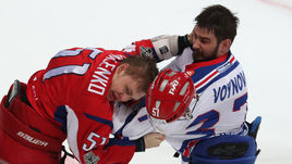 Вторник. Ярославль. "Локомотив" - СКА - 1:4. Вячеслав ВОЙНОВ (справа) и Николай КОВАЛЕНКО.