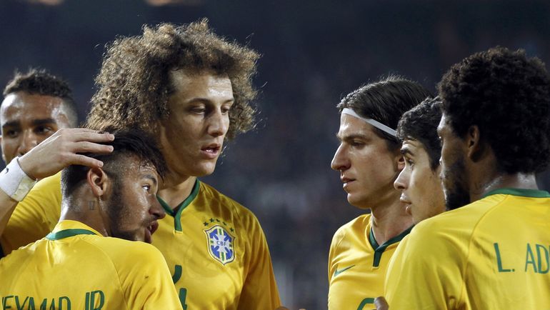 12 ноября 2014 года. НЕЙМАР, ДАВИД ЛУИЗ, ФИЛИПЕ ЛУИЗ, ОСКАР и ЛУИЗ АДРИАНУ (слева направо) во время товарищеского матча со сборной Турции в Стамбуле. Фото REUTERS 12 ноября 2014 года. НЕЙМАР, ДАВИД ЛУИЗ, ФИЛИПЕ ЛУИЗ, ОСКАР и ЛУИЗ АДРИАНУ (слева направо) во время товарищеского матча со сборной Турции в Стамбуле. Фото REUTERS